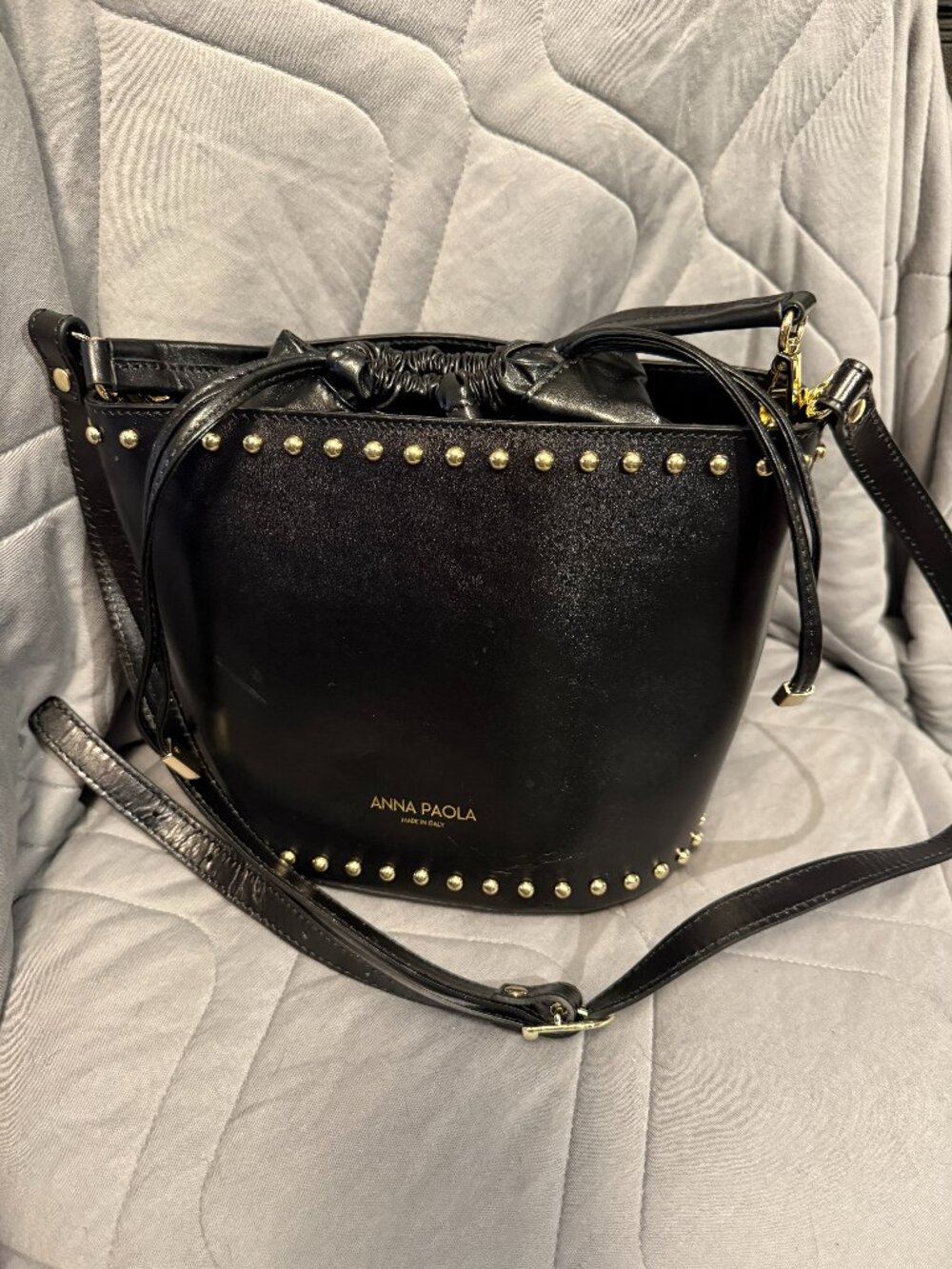 Anna Paola Crossbody with gold details - Black